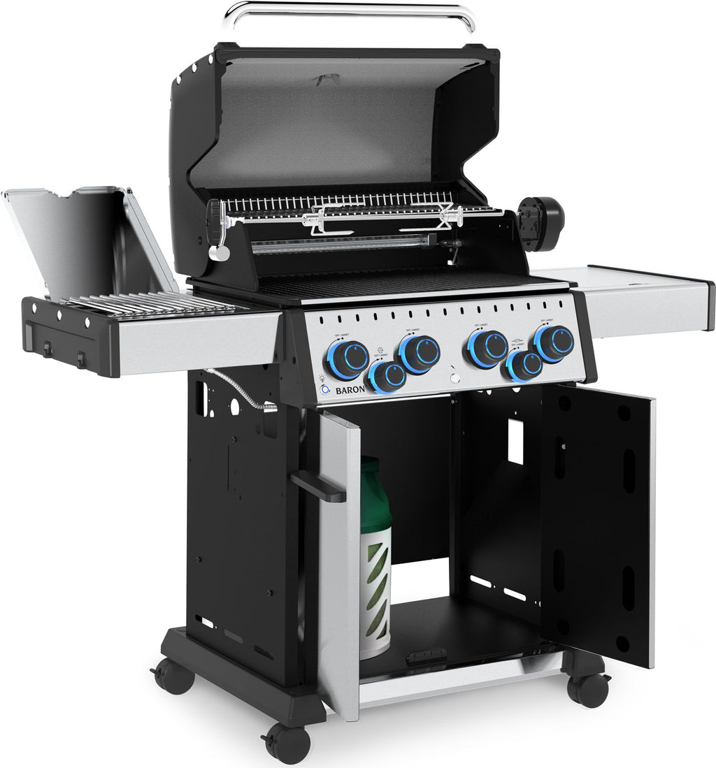 Montert Gassgrill Baron S 490 IRX 4 brennere med dreiespidd - Broil King i hage