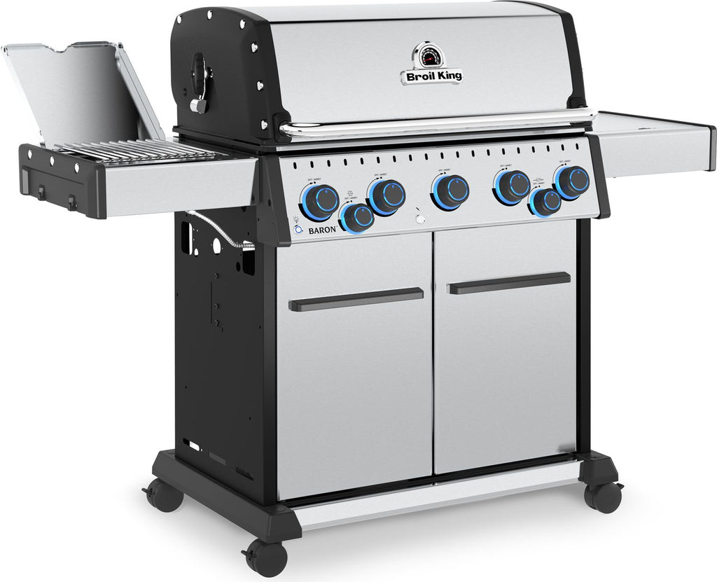 Montert Gassgrill Baron S 590 IRX 5 brennere med dreiespidd Broil King i bruk