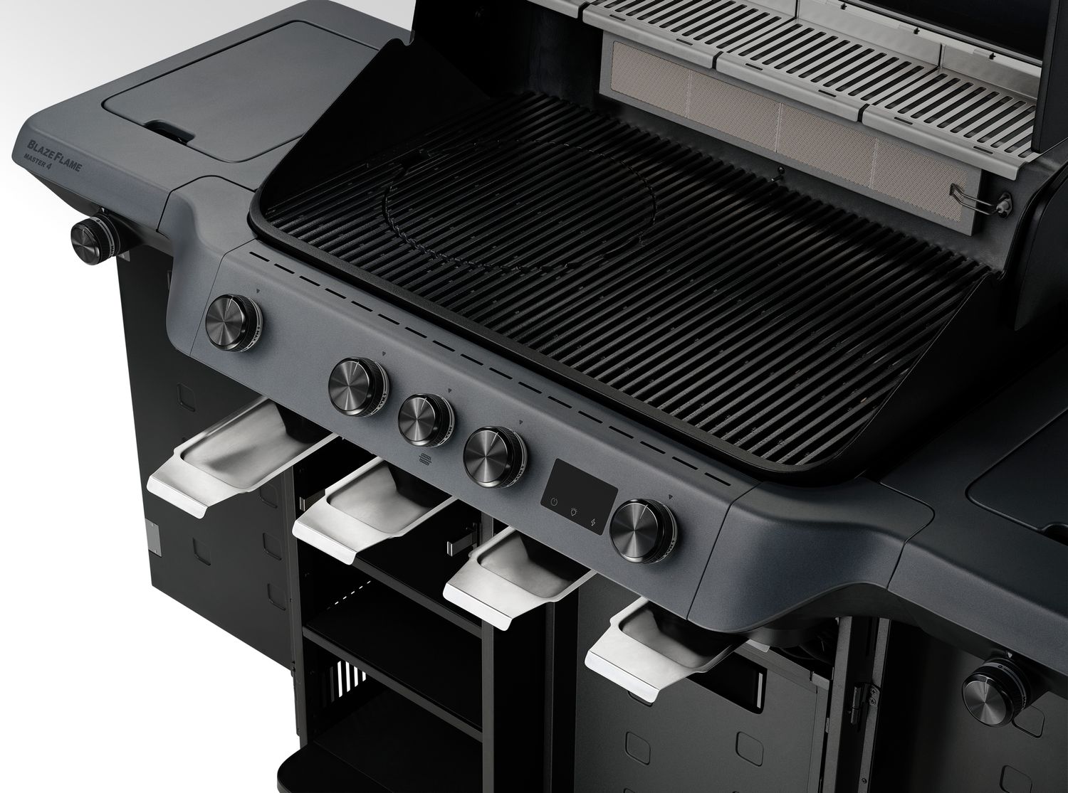 Gassflaske og hjul under Gassgrill BLAZEFLAME Master 4 med sidebrenner og bakbrenner