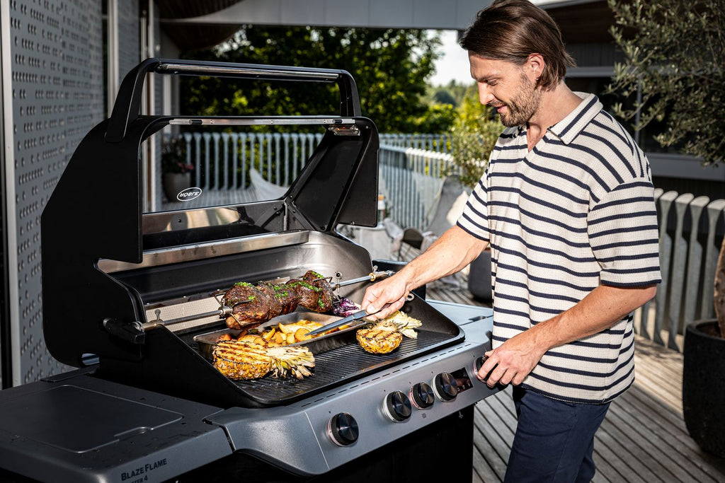 Nærbilde av grillrist på Gassgrill BLAZEFLAME Master 4 med sidebrenner og bakbrenner
