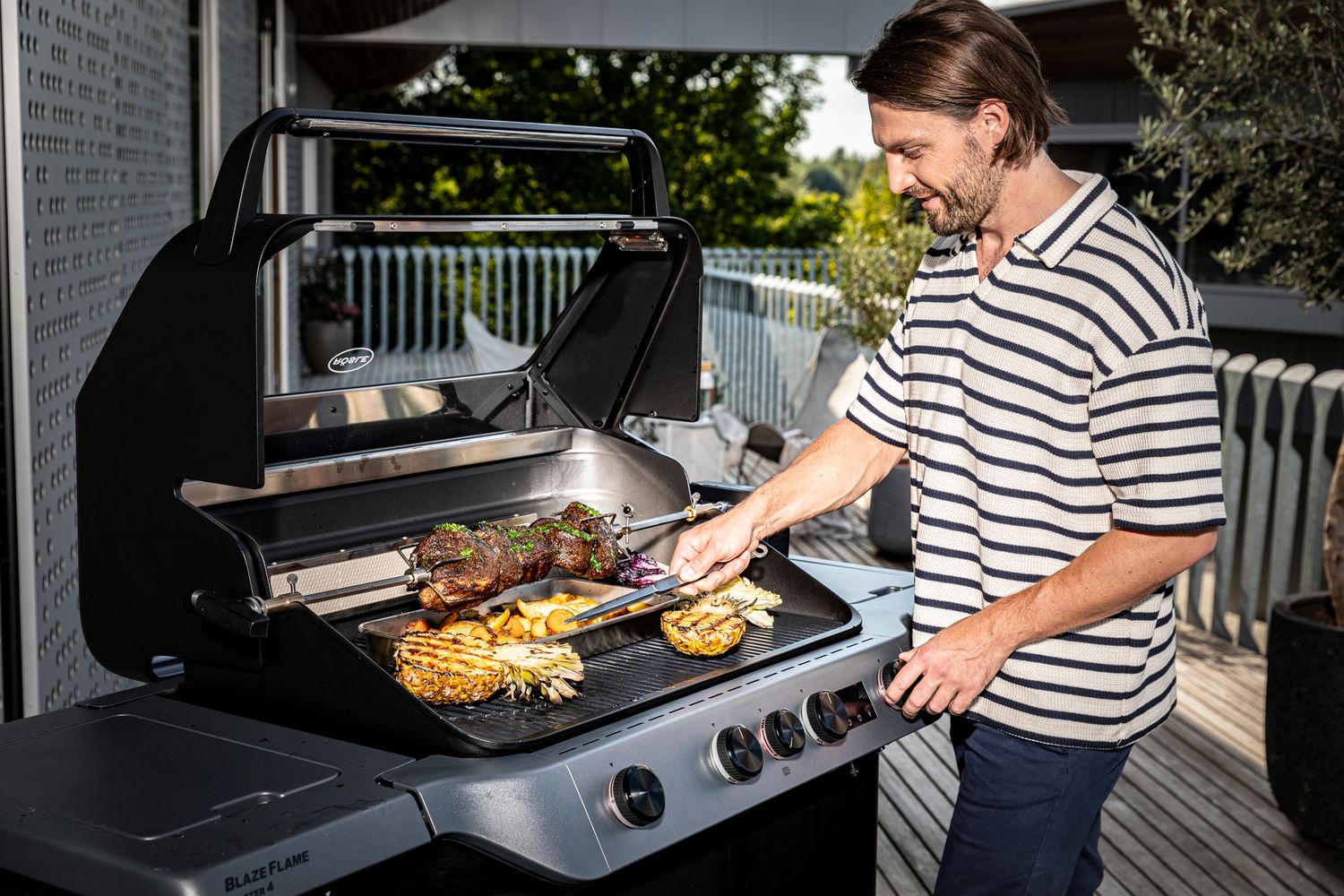 Nærbilde av grillrist på Gassgrill BLAZEFLAME Master 4 med sidebrenner og bakbrenner