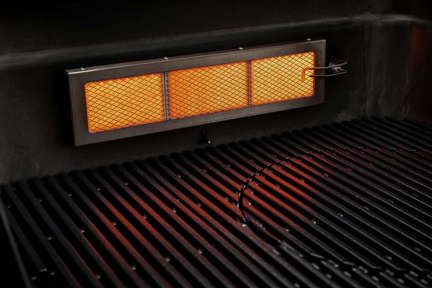 Oppbevaringsområde under Gassgrill BLAZEFLAME Master 4 med sidebrenner og bakbrenner