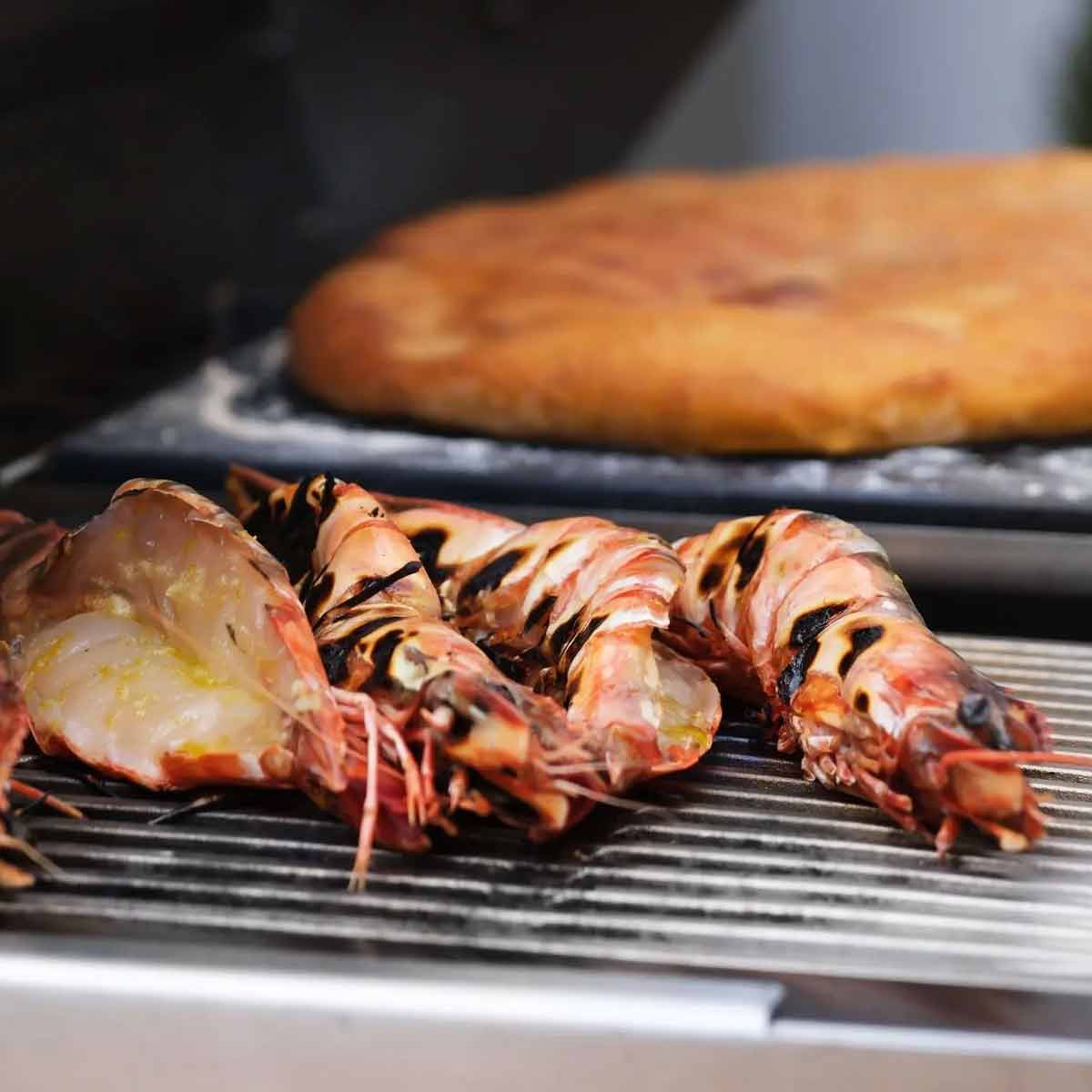 Montert Gassgrill Block Ds Gen. 5 Taupe kompakt 2 brennere Flammkraft på terrasse