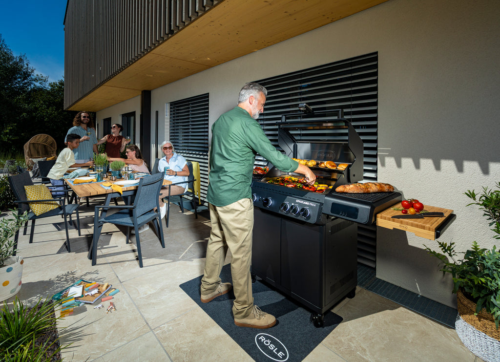 Gassgrill EPICFLAME Pro 4 brennere bakbrenner støpejern montert med åpen lokk