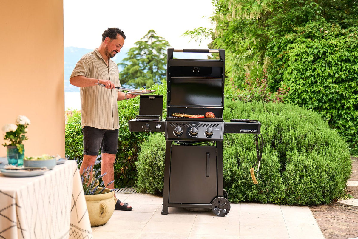 Gassgrill Freestyle 365 svart med sidebrenner inkl. grilltrekk bakside