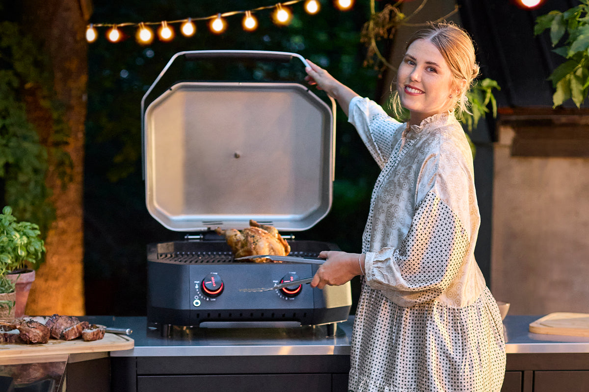 Nærbilde av emaljert gusseisengrilrost på Gassgrill G-500 kompakt 2 brennere 5 kW bordgrill