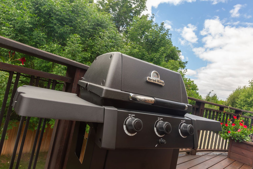 Montert Gassgrill GEM 310 Shadow 3 brennere modell 2026 - Broil King på terrasse