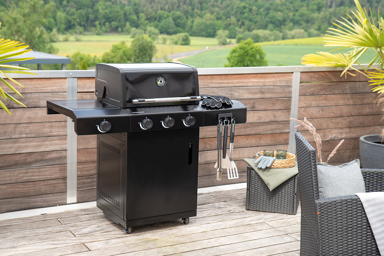 Oppbevaringsplass og dør til gassflaske på Gassgrill HEAT C-335 3 brennere Blazing Zone
