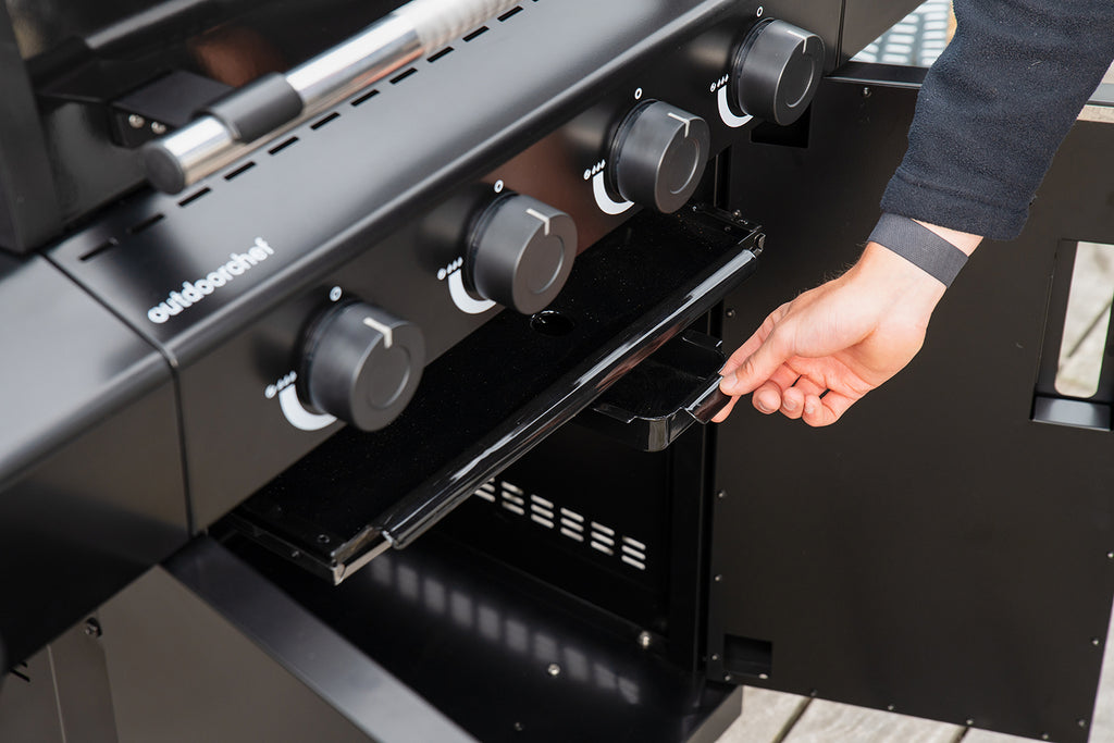 Innebygget termometer på lokket av Gassgrill HEAT C-435 RB