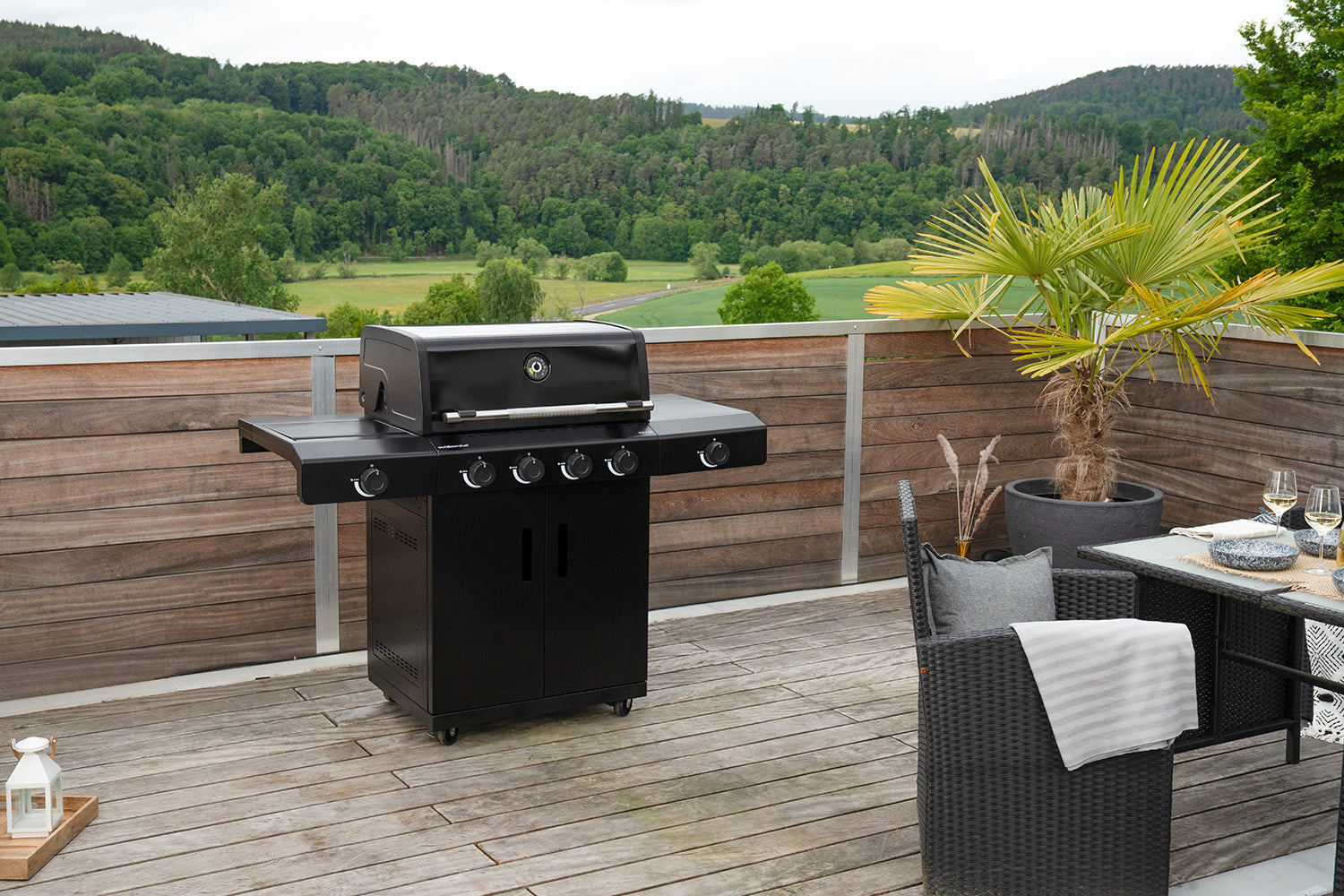 Oversikt over hele Gassgrill HEAT C-435 RB med alle brennere