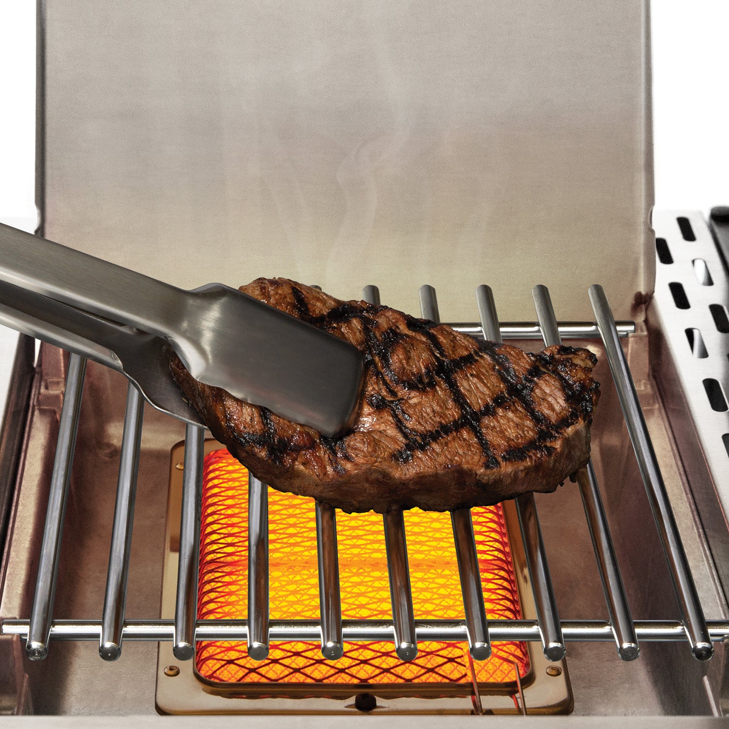 Montert Gassgrill Imperial 690 XL PRO Black IR i hage