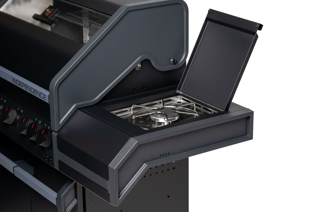 Nærbilde av kontrollpanel på Gassgrill Independence P830E dobbelt kammer 8 brennere