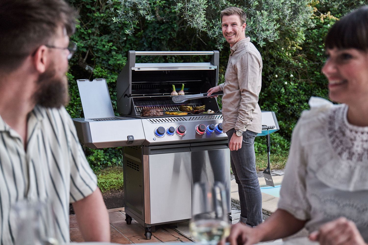Gasflaskevekt i underskap på Gassgrill Prestige 500 Connected rustfritt stål