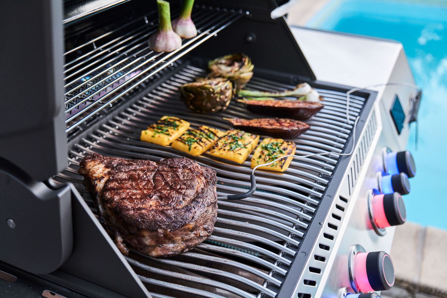 Nærbilde av Sizzle Zone infrarød sidebrenner på Gassgrill Prestige 500 Connected