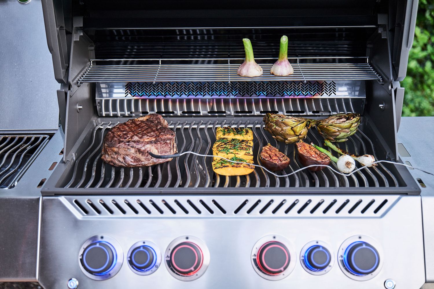 Detalj av Sizzle Zone på Gassgrill Prestige 500 med Sizzle Zone og bakbrenner svart