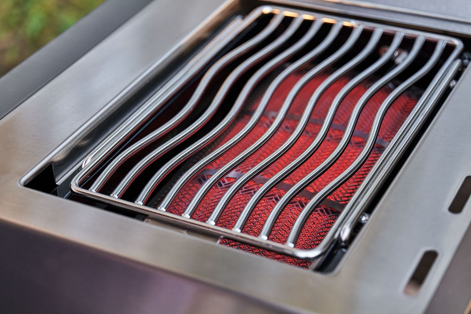 Montert Gassgrill Prestige 500 med Sizzle Zone og bakbrenner svart med åpent lokk