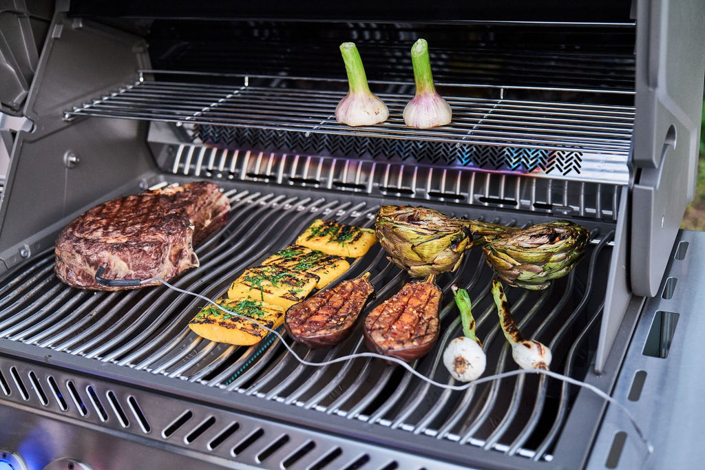 Nærbilde av rustfri stålgrillrist på Gassgrill Prestige 500 med Sizzle Zone og bakbrenner svart