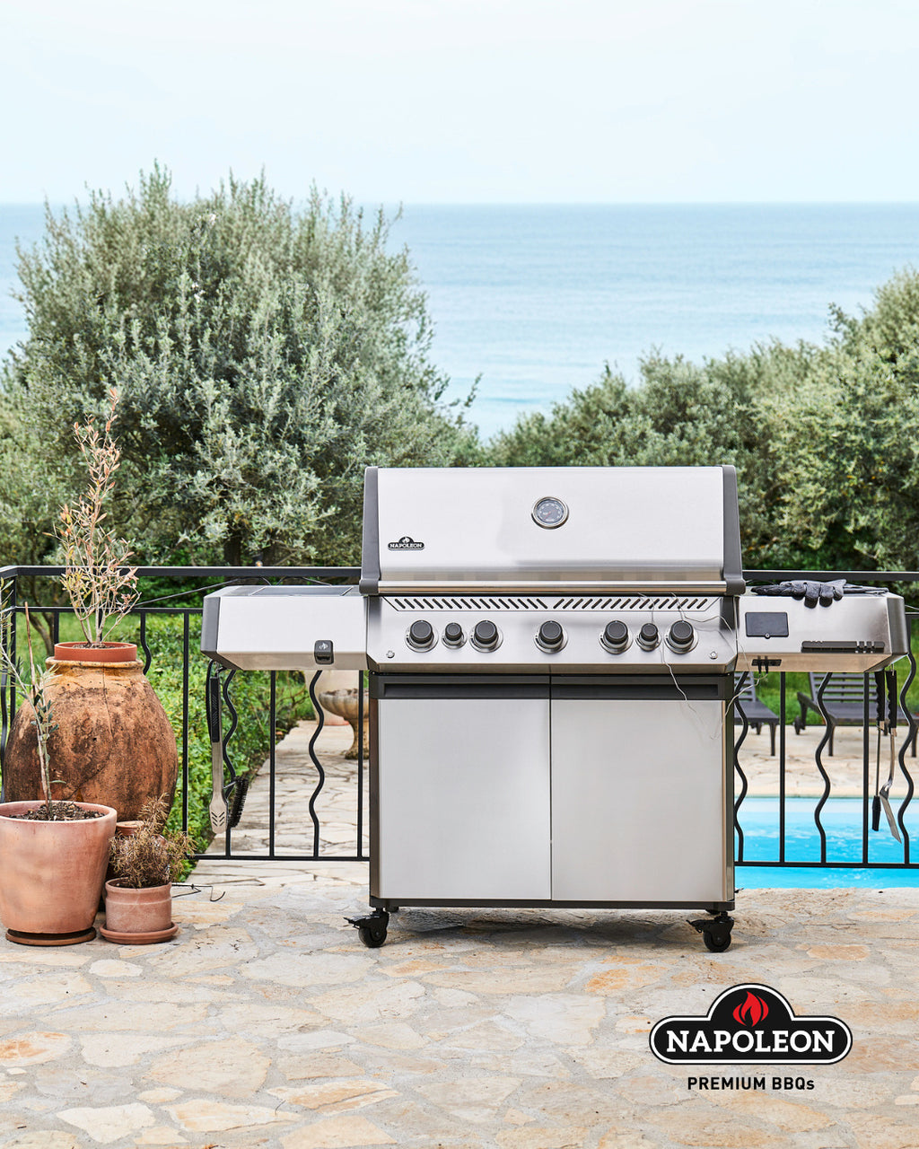 Baksiden av Gassgrill Prestige 665 Connected rustfritt stål