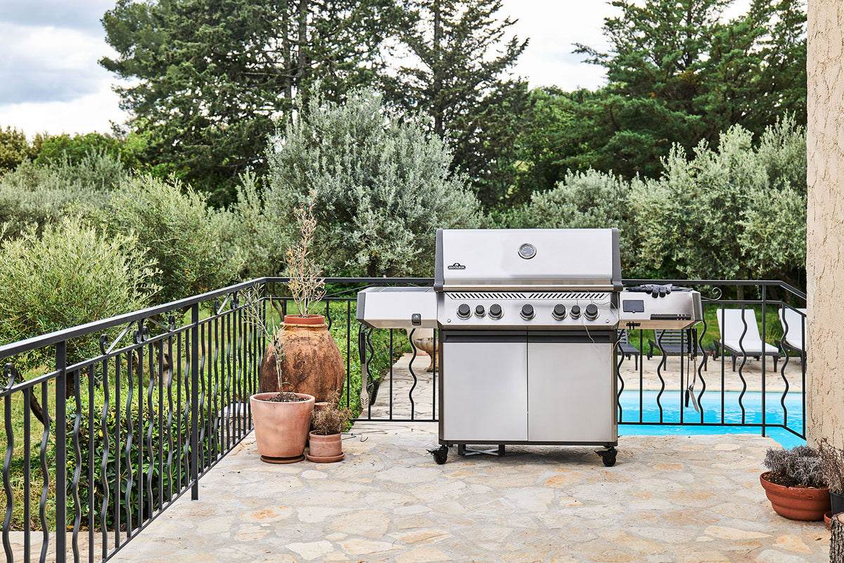 Gasflaskvekt integrert i underskap på Gassgrill Prestige 665 Connected rustfritt stål
