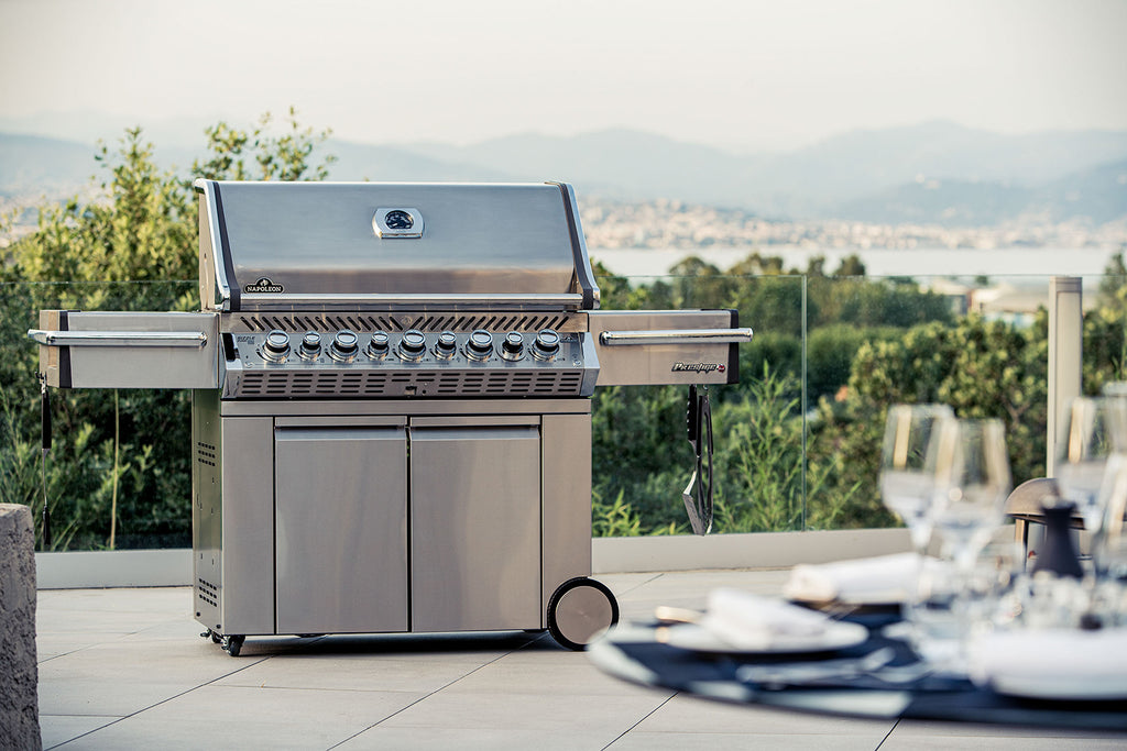 Detalj av brytere med flerfarget belysning på Gassgrill Prestige PRO 665 rustfritt stål med dreiespidd 2025 - Napoleon