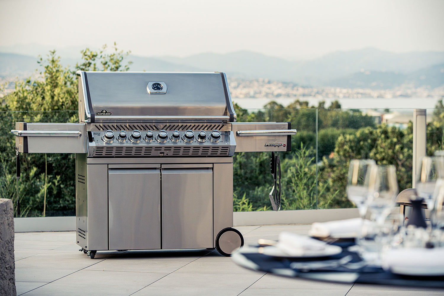 Detalj av brytere med flerfarget belysning på Gassgrill Prestige PRO 665 rustfritt stål med dreiespidd 2025 - Napoleon
