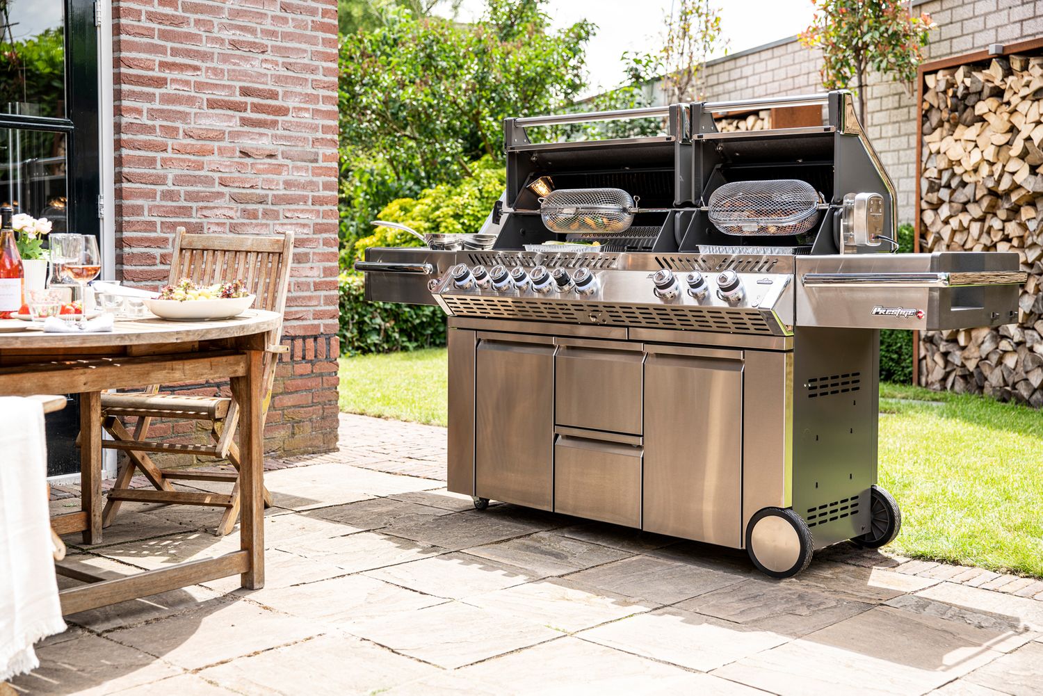Gassgrill Prestige PRO 825 rustfritt stål montert med åpnet lokk