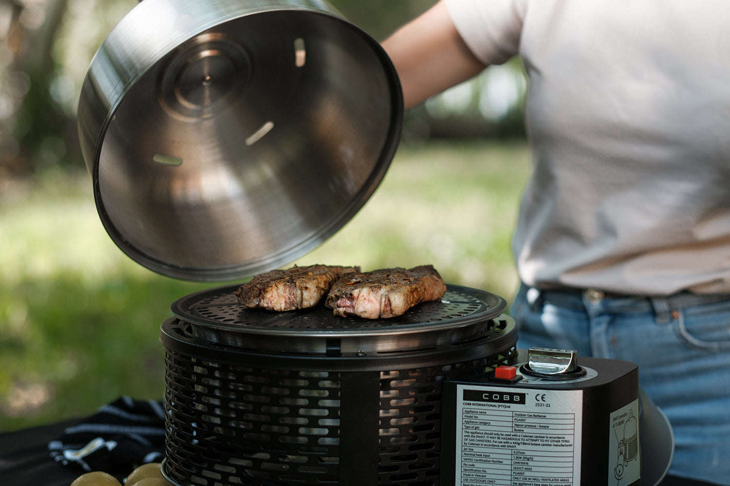 Gassgrill Pro Gas Black med perforert grillplate matt svart - Cobb bakside