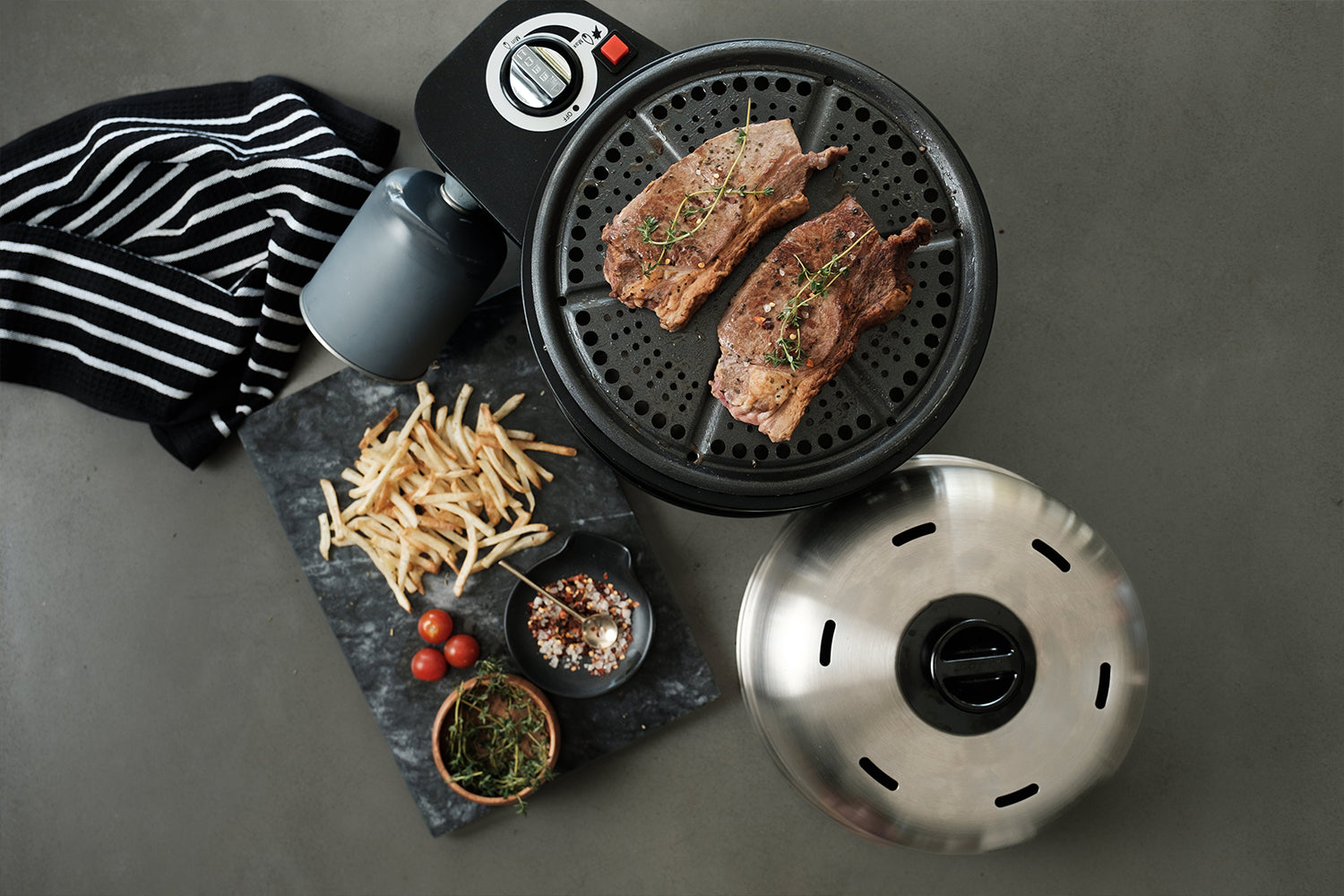Gassgrill Pro Gas Black med perforert grillplate matt svart - Cobb detalj av grillplate