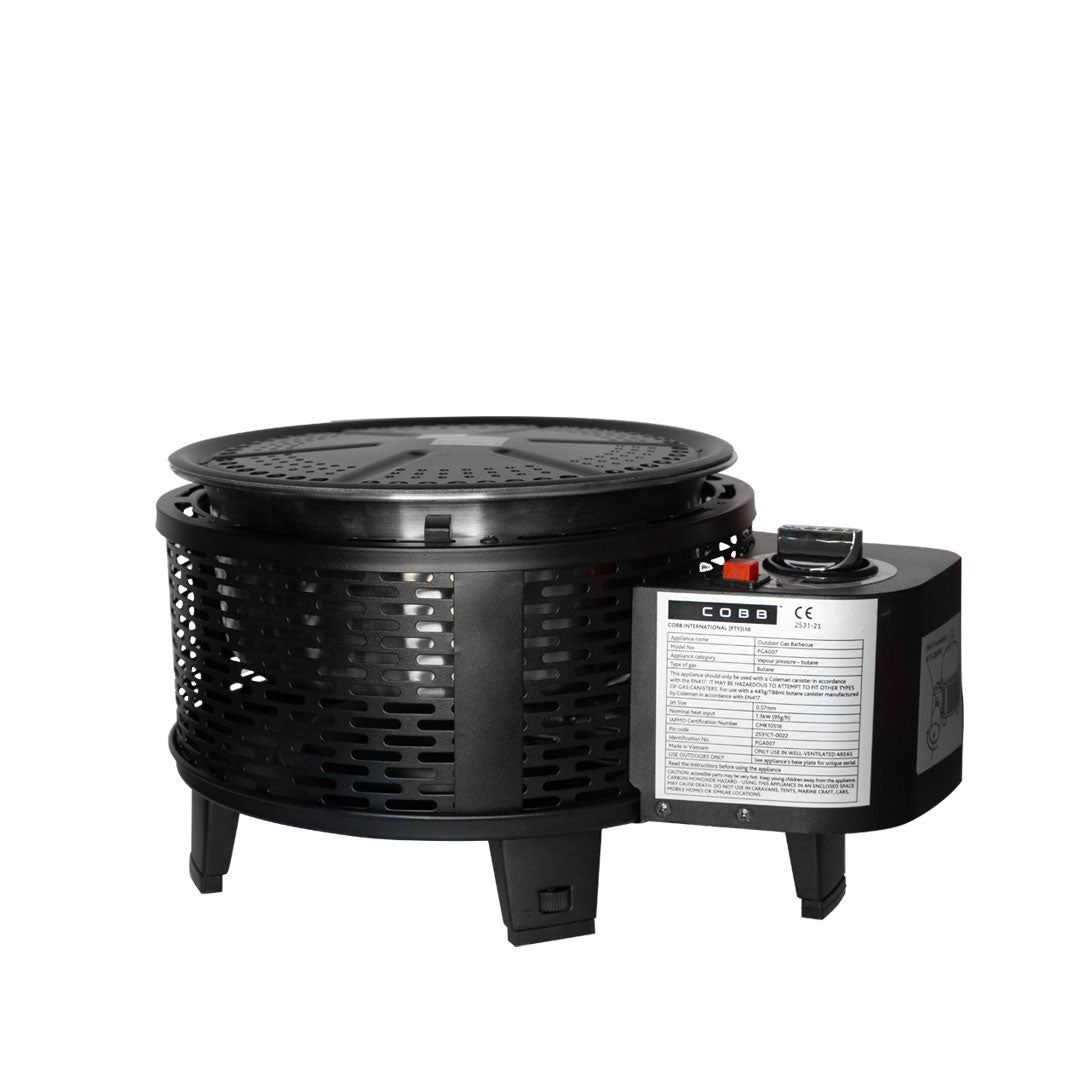 Gassgrill Pro Gas Black med perforert grillplate matt svart - Cobb montert på bord