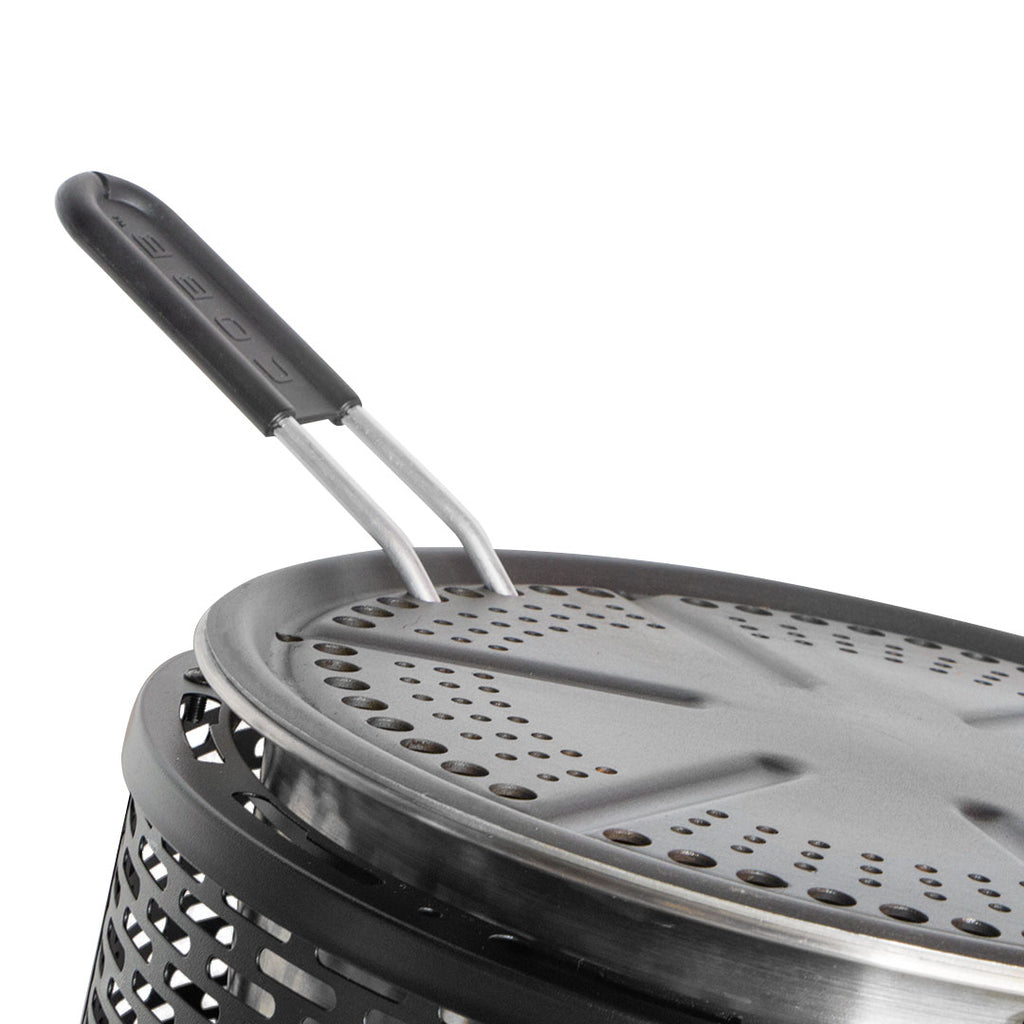 Gassgrill Pro Gas Black med perforert grillplate matt svart - Cobb nærbilde av brenner