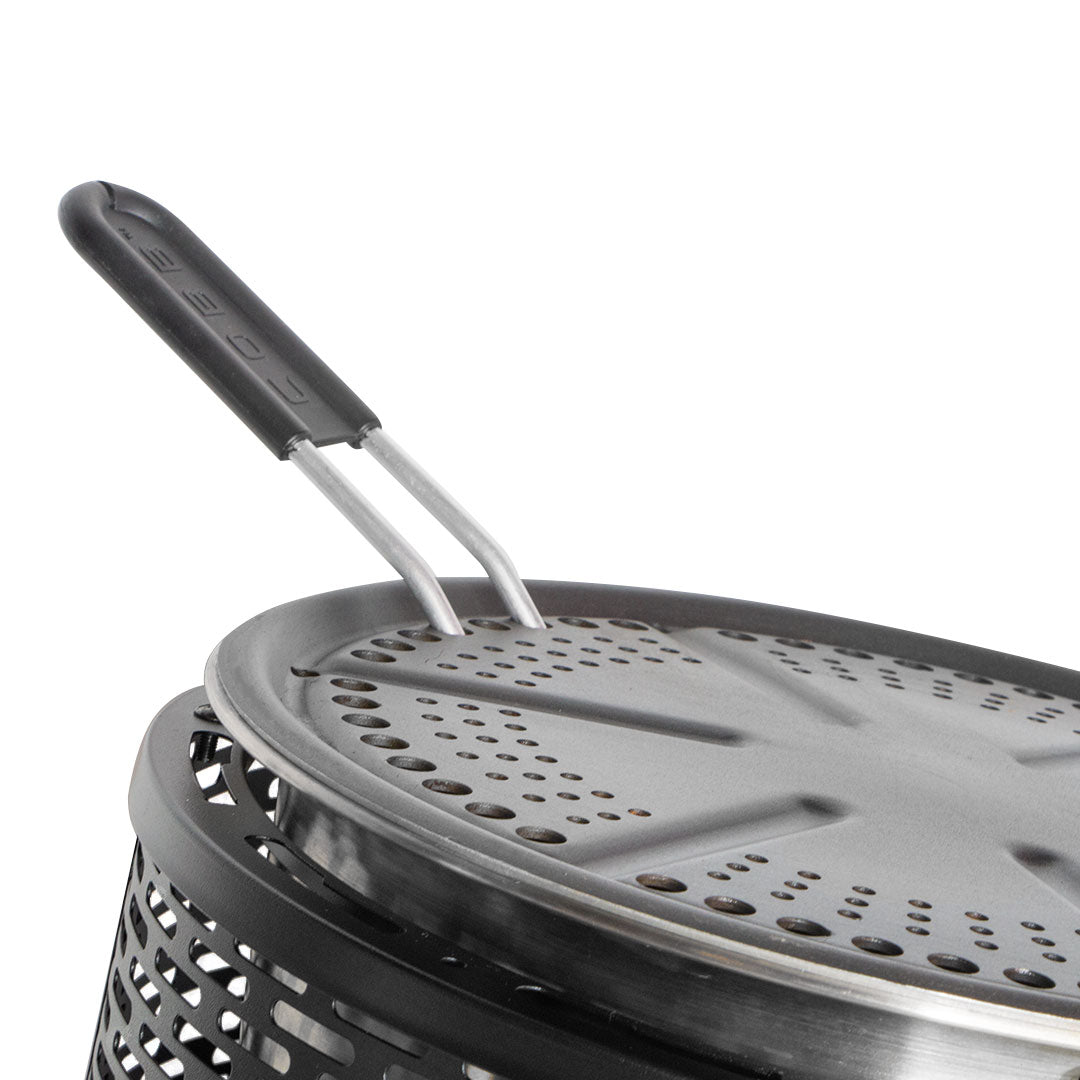 Gassgrill Pro Gas Black med perforert grillplate matt svart - Cobb nærbilde av brenner