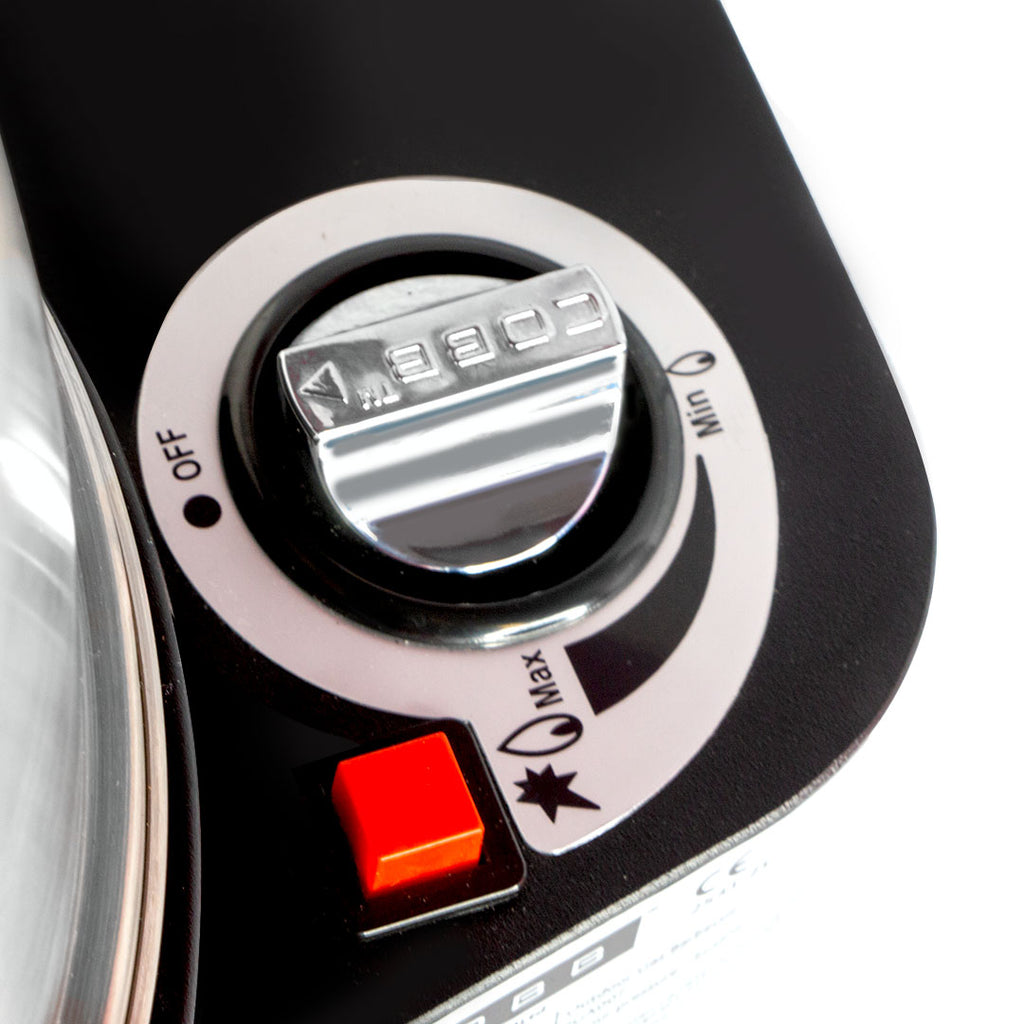 Gassgrill Pro Gas Black med perforert grillplate matt svart - Cobb røykinnsats detalj