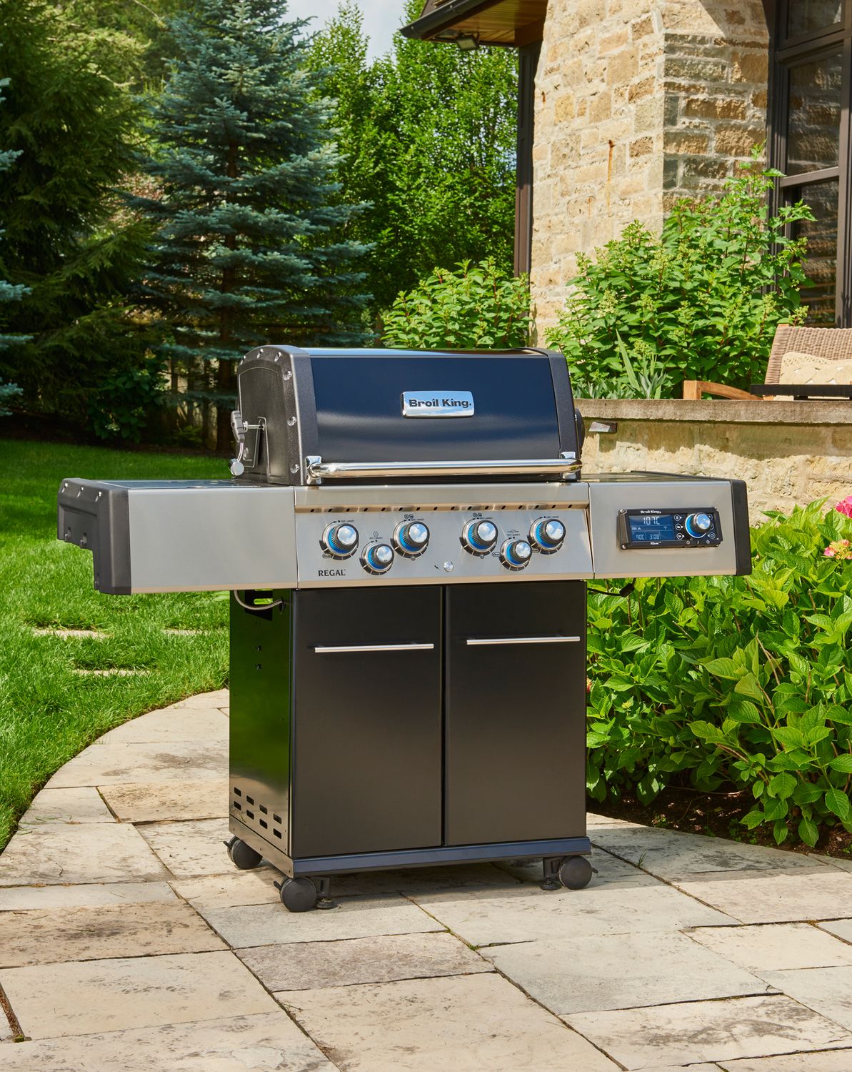 Oversikt over hele Gassgrill Regal Q 490 IR Smart Grill med iQue 4 brennere