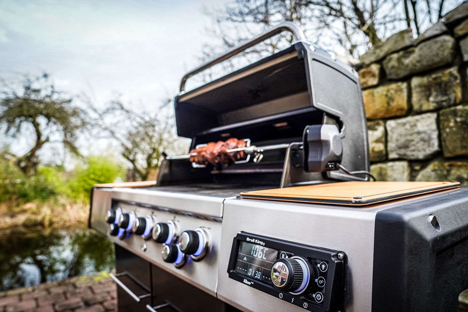 Gassgrill Regal Q 590 IR Smart Grill med iQue 5 brennere bakside
