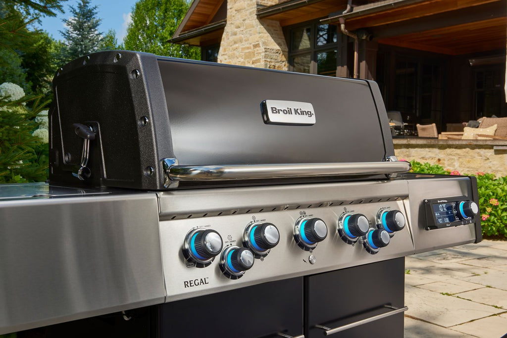Detalj av kontrollpanel på Gassgrill Regal Q 590 IR Smart Grill med iQue 5 brennere