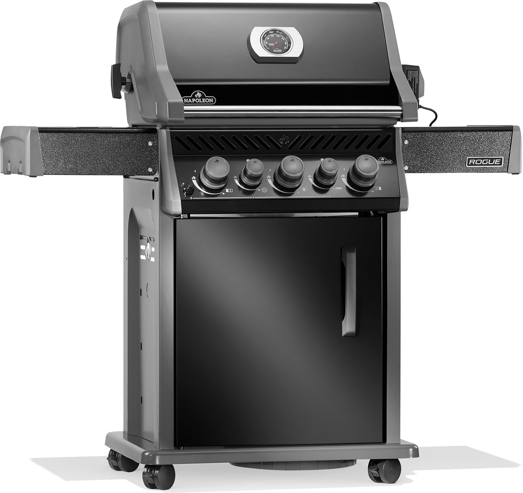 Detalj av rustfrie stålbrennere på Gassgrill Rogue 425 all black sidebrenner bakbrenner dreiespidd - Napoleon