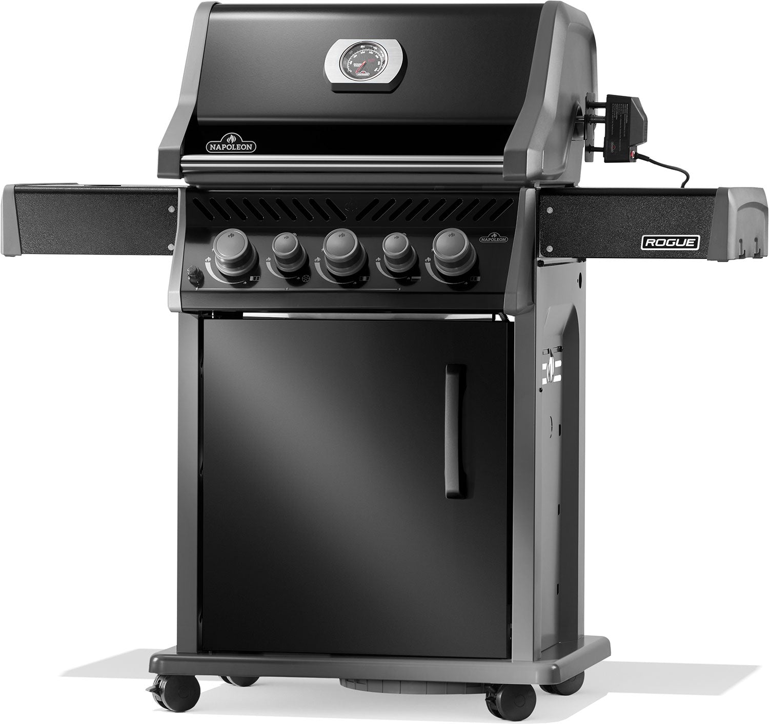 Gassgrill Rogue 425 all black med sidebrenner og bakbrenner montert i uteområde
