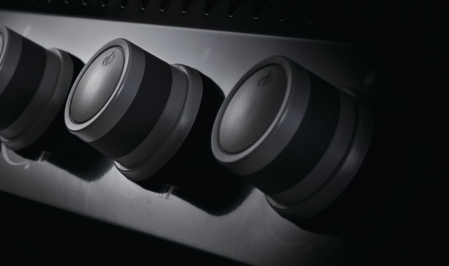 Oversikt av grillflate på Gassgrill Rogue XT 425 all black med Sizzle Zone