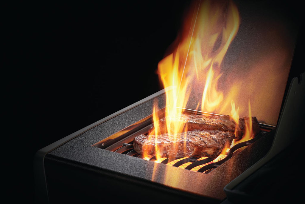 Montert Gassgrill Rogue XT 425 all black med Sizzle Zone med åpent lokk