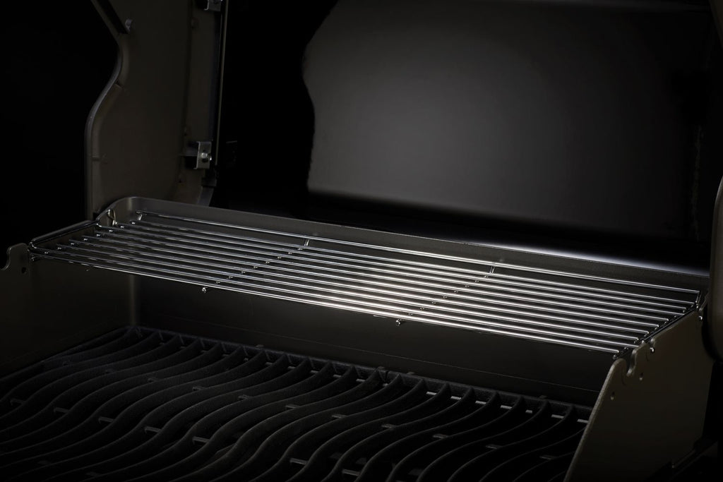 Gassgrill Rogue XT 425 all black med Sizzle Zone fra siden