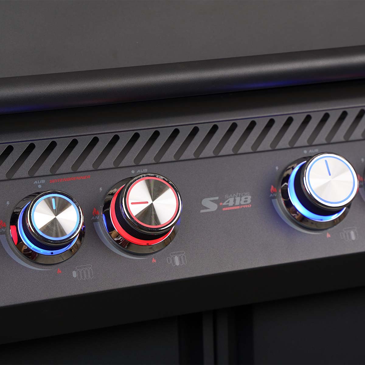 Montert Gassgrill S-418 Pro All Black med sidebrenner