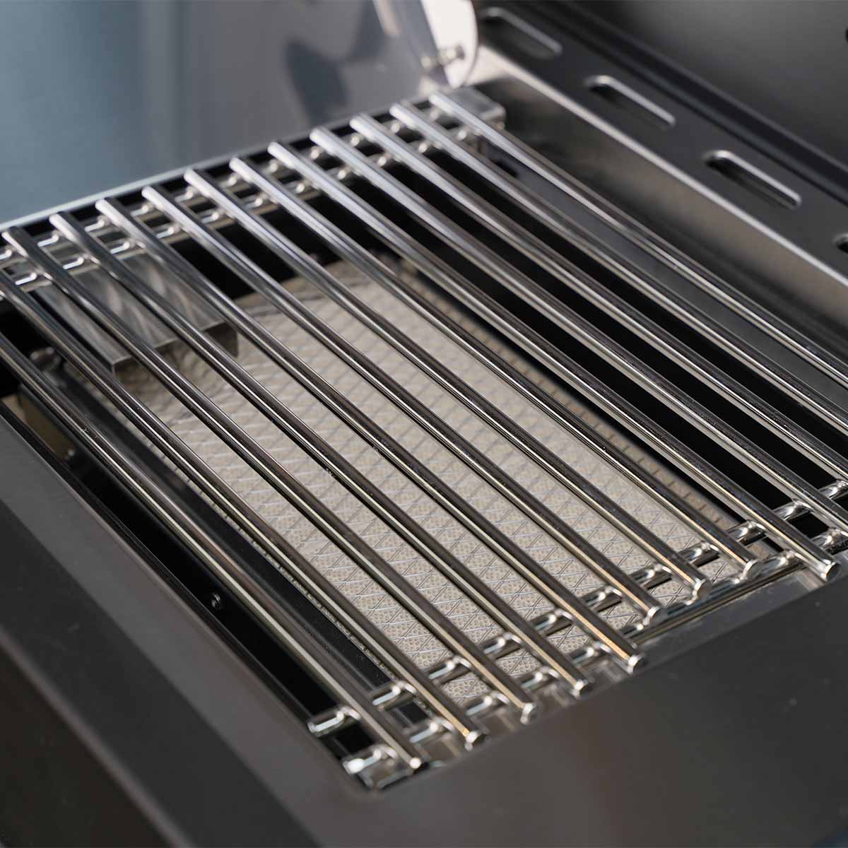 Gassgrill S-418 Pro svart med sidebrenner og bakbrenner bundle lokk åpen