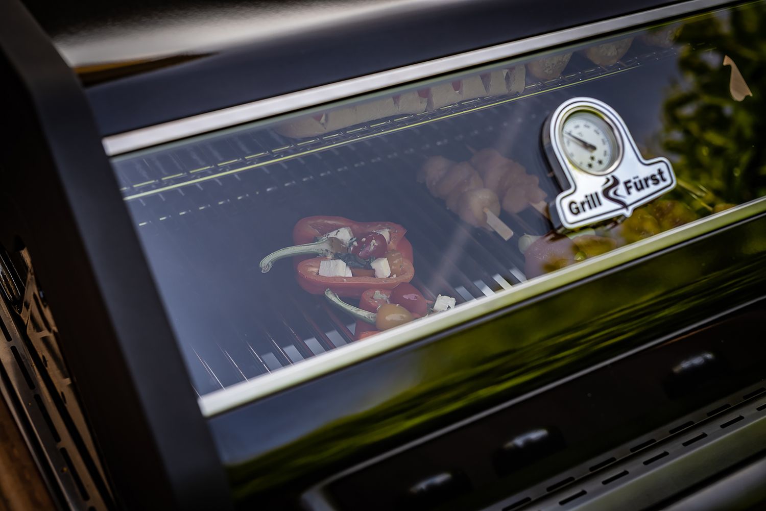 Nærbilde av kontrollpanel med tre brennere på Gassgrill S330G