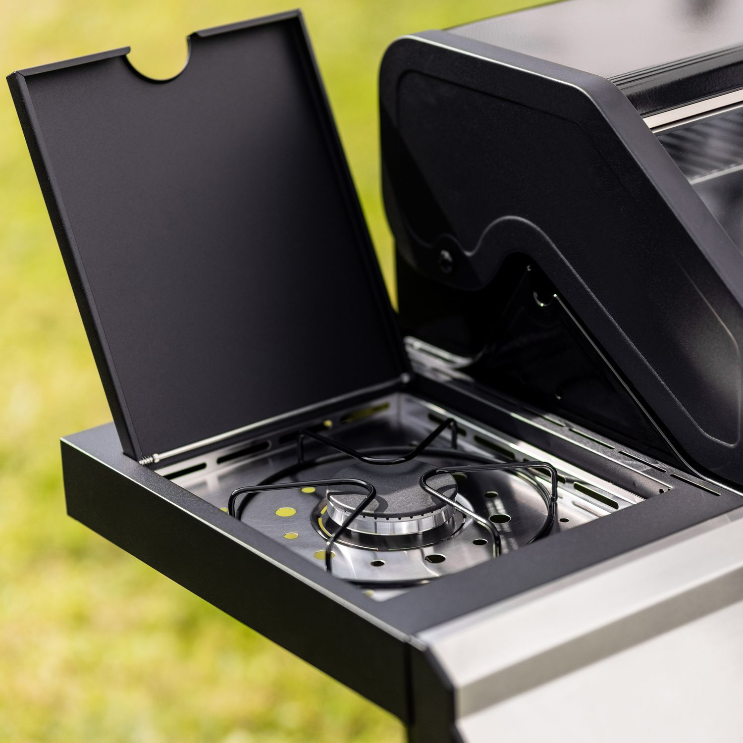 Detalj av brennere på Gassgrill S330G med grilltrekk grillbørste grillplate