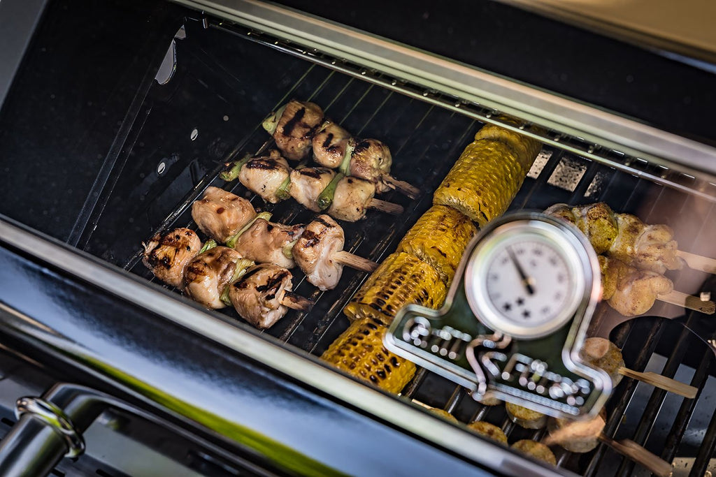 Detalj av sidebrenner på Gassgrill S330G med grilltrekk grillbørste grillplate
