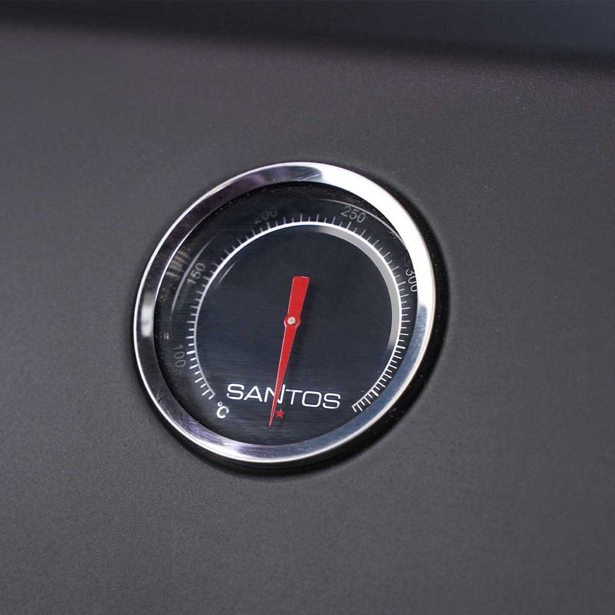 Gassgrill Santos S-518 PRO All Black 5 brennere støpejernsrist montert i hage