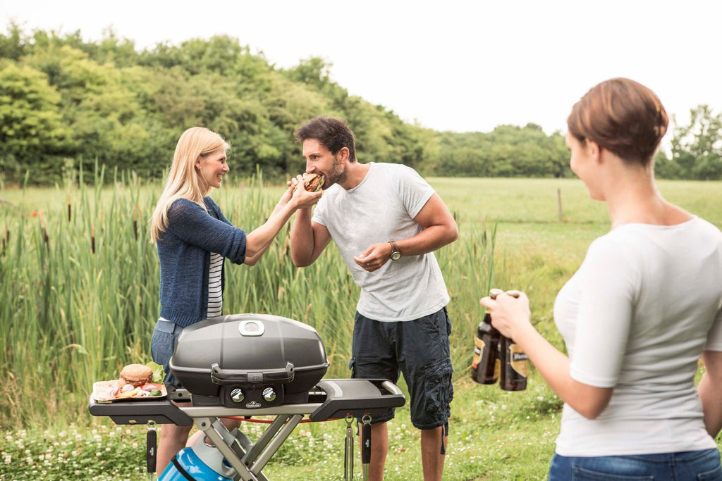 Nærbilde av porzellan-emaljerte WAVE gusseisengrillrister på Gassgrill TravelQ PRO285 svart med klappbar vogn