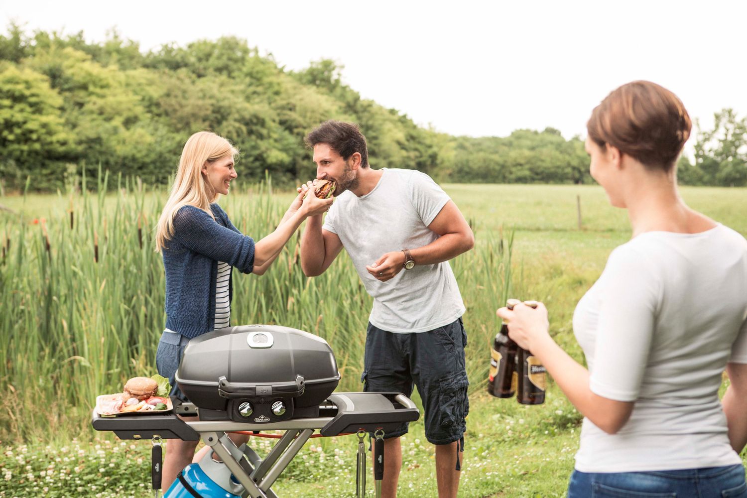Nærbilde av porzellan-emaljerte WAVE gusseisengrillrister på Gassgrill TravelQ PRO285 svart med klappbar vogn