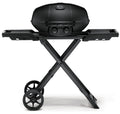 Gassgrill TravelQ PRO285X Phantom matt svart med vogn forfra