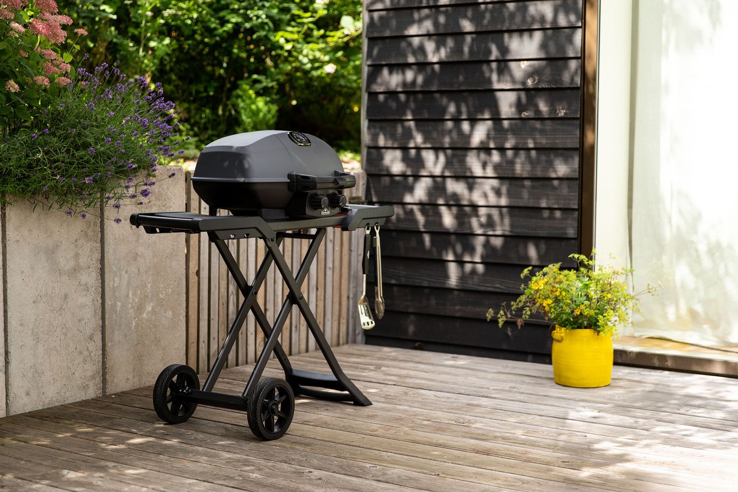 Detalj av WAVE grillrister på Gassgrill TravelQ PRO285X Phantom matt svart med vogn